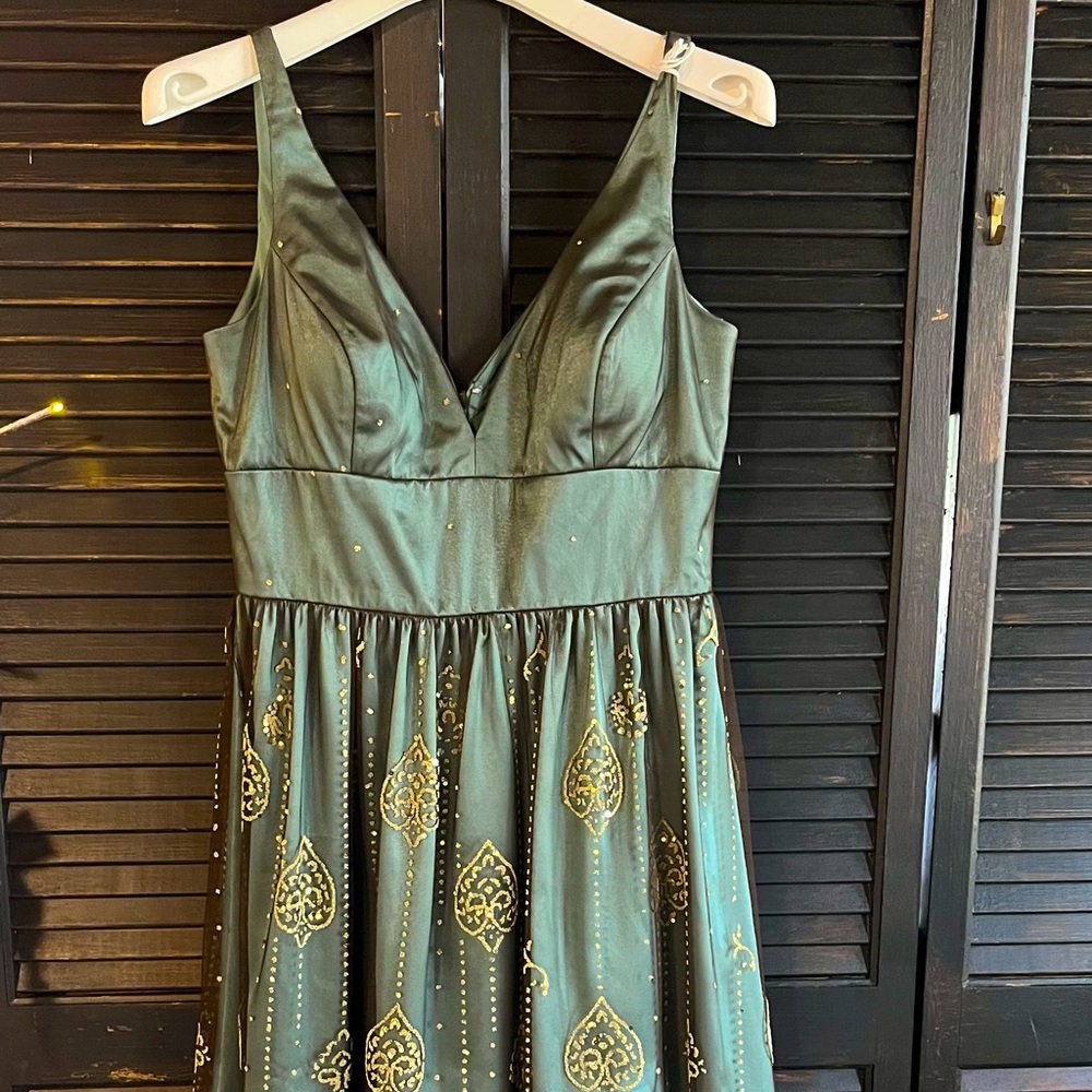 Adrianna Papell boutique green and gold party cocktail dress plunging V